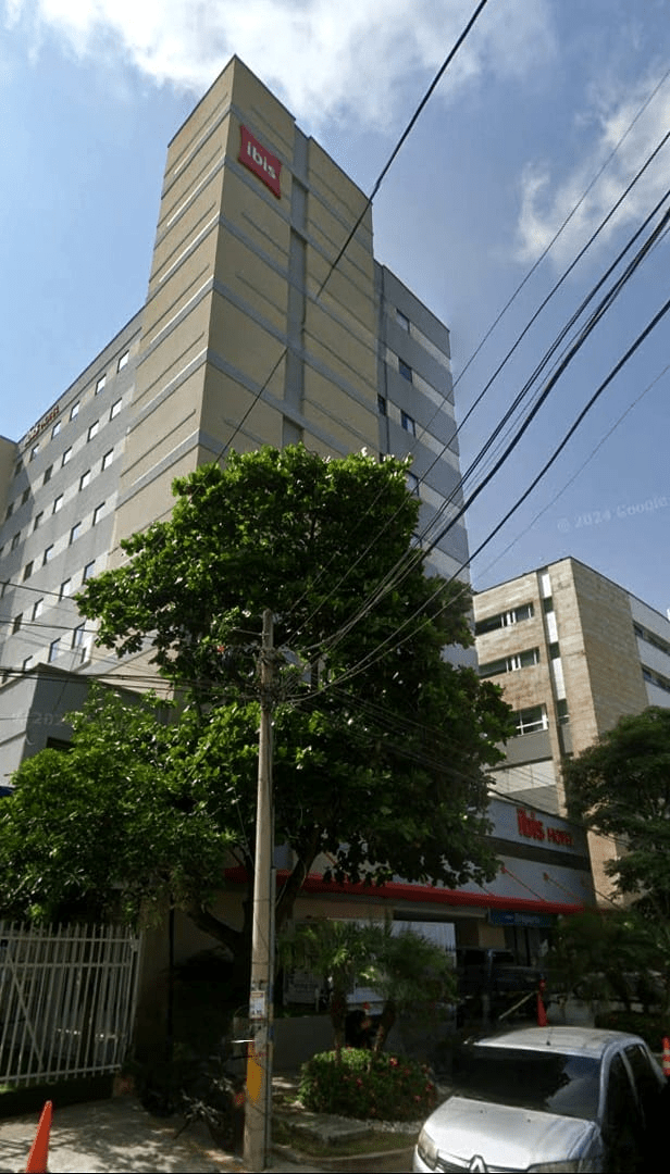 Hotel Ibis cerca de Aura Torre Médica